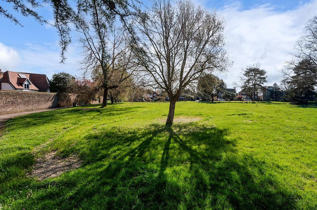 Property photo 2 of 17 West Hill