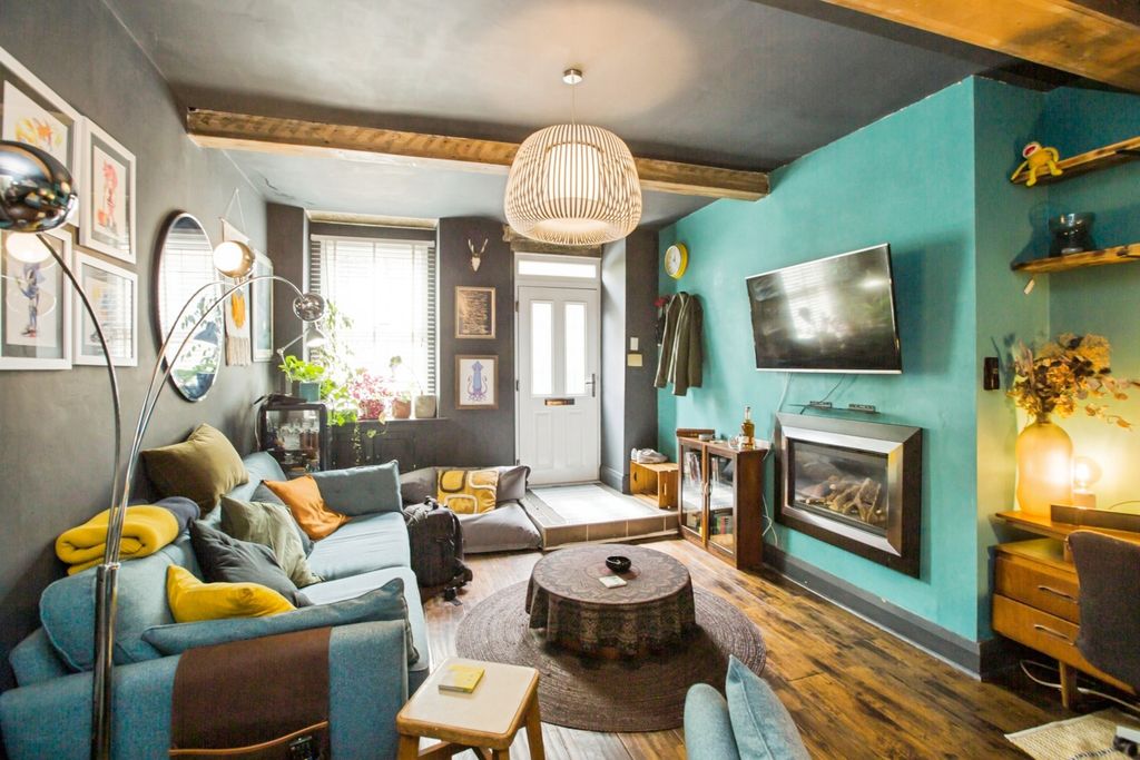 Property photo 2 of 17 Lounge