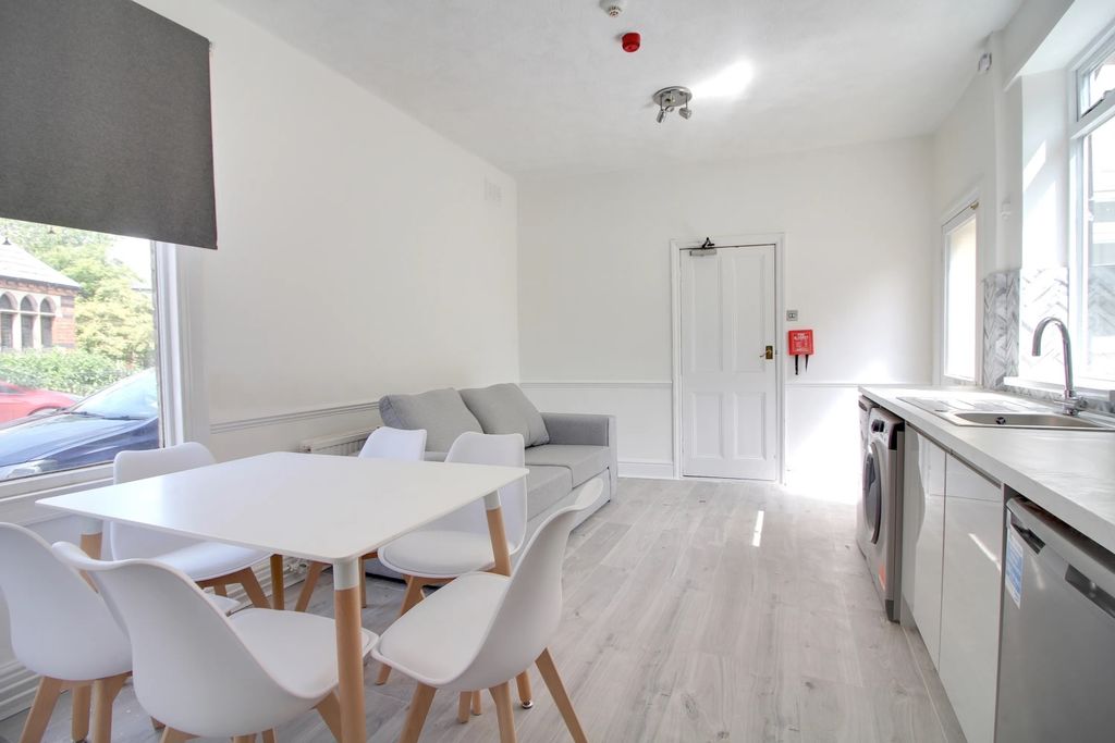 Property photo 3 of 11 Kitchen 1