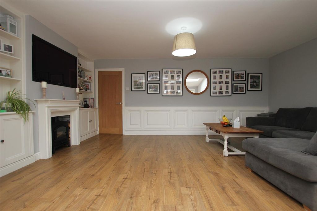 Property photo 3 of 15 Lounge 3.Jpg