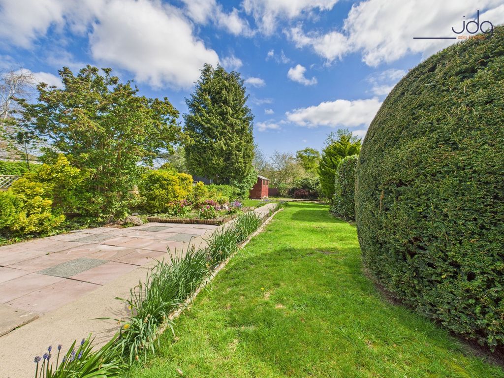 Property photo 2 of 16 Spacious Green Garden