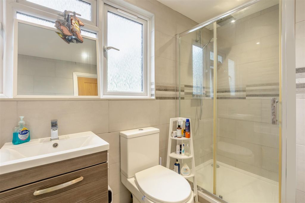 Property photo 3 of 33 Ensuite