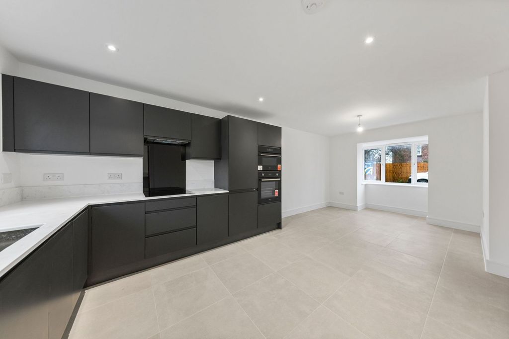 Property photo 2 of 32