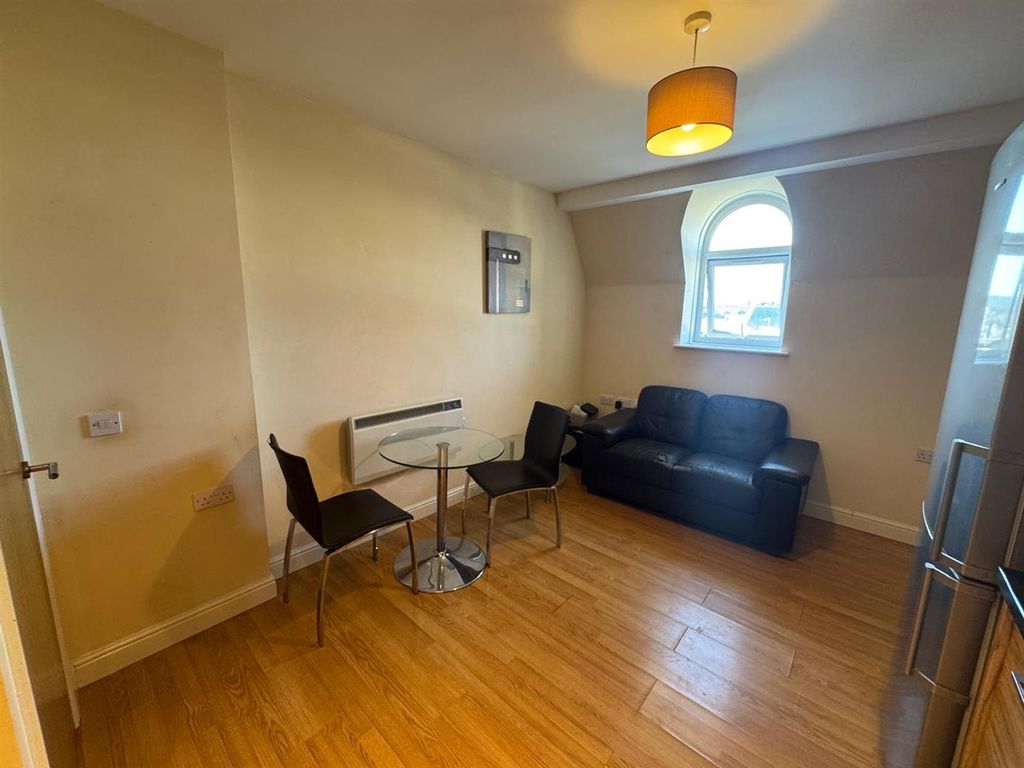 Property photo 3 of 10 Lounge