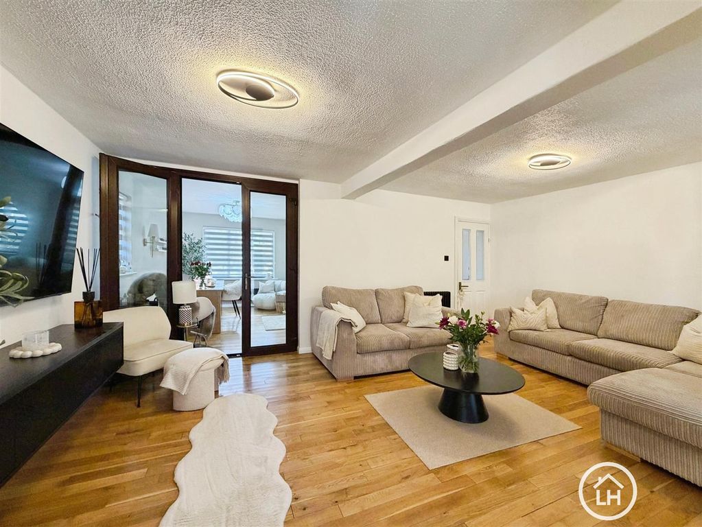 Property photo 2 of 18 Lounge