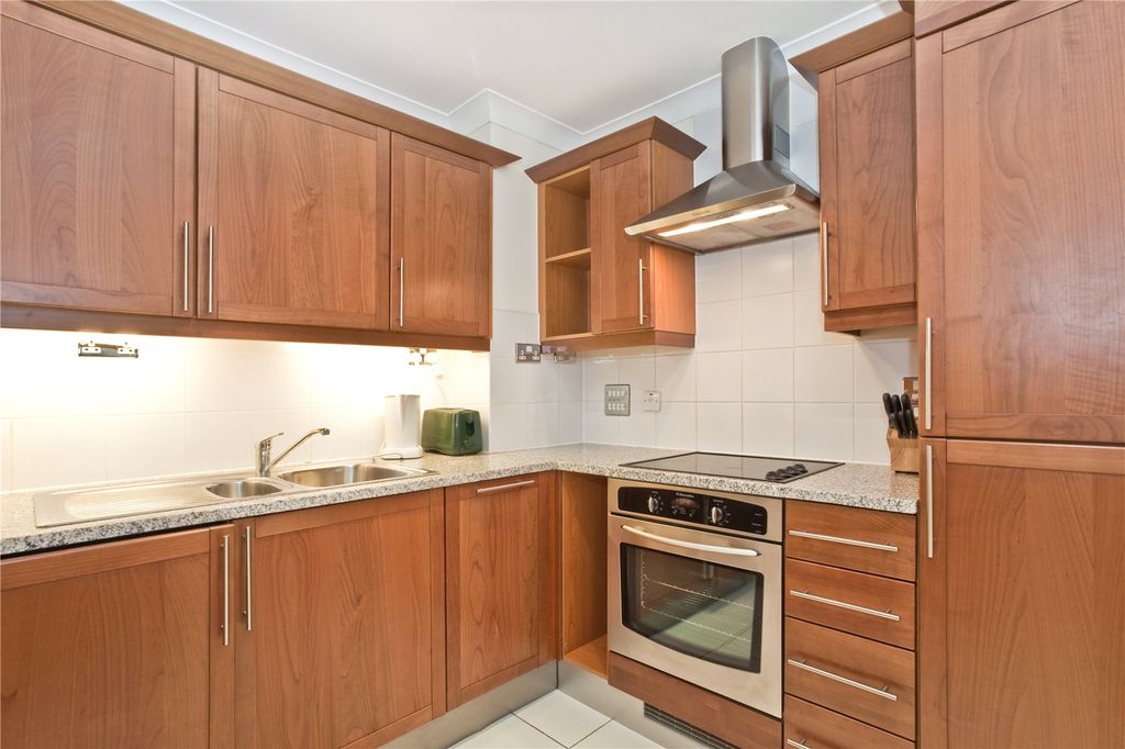 Property photo 3 of 11 Kitchen