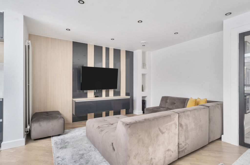 Property photo 3 of 20 1438799-14-69d537...