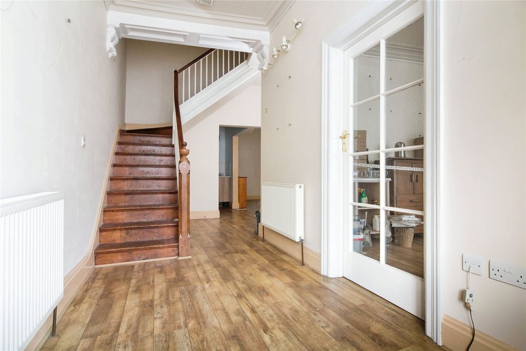 Property photo 3 of 17 Entrance Hall