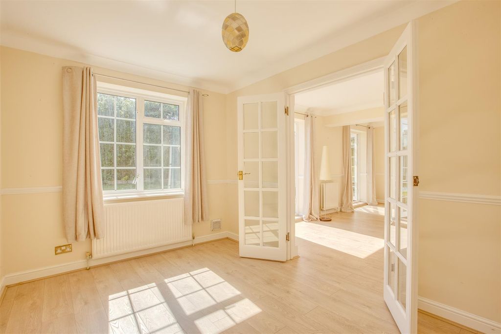 Property photo 3 of 21 7 Linnet Close, Hp12 4Qj-10.Jpg
