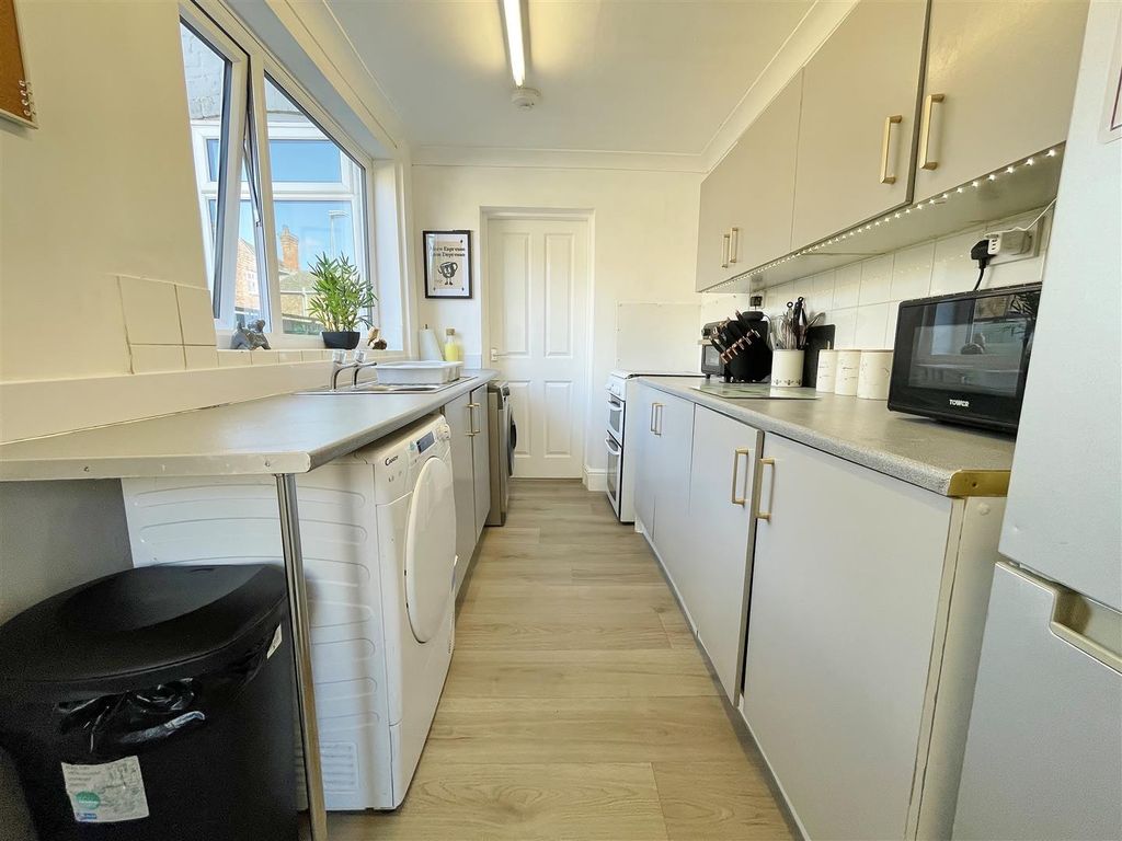 Property photo 3 of 16 Kitchen