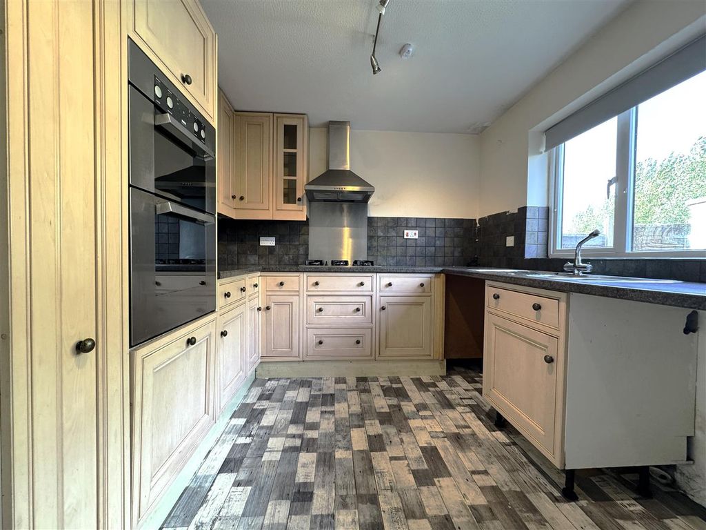 Property photo 2 of 10 Kitchen.Jpg
