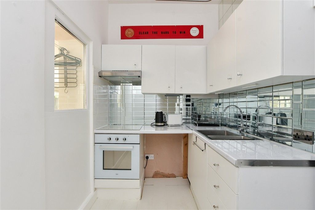 Property photo 3 of 10 Kitchen