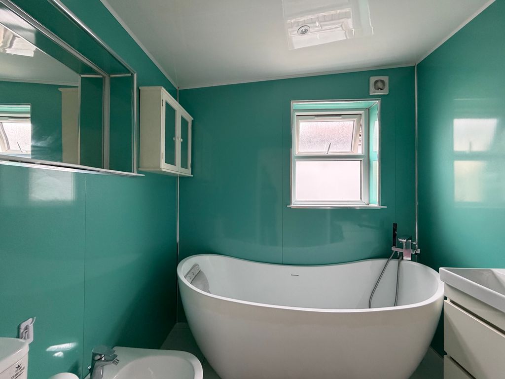 Property photo 3 of 16 Bathroom