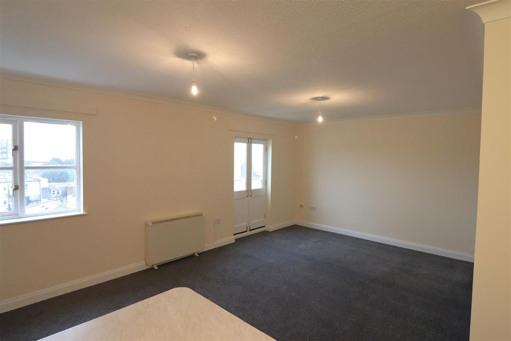 Property photo 3 of 6 Lounge