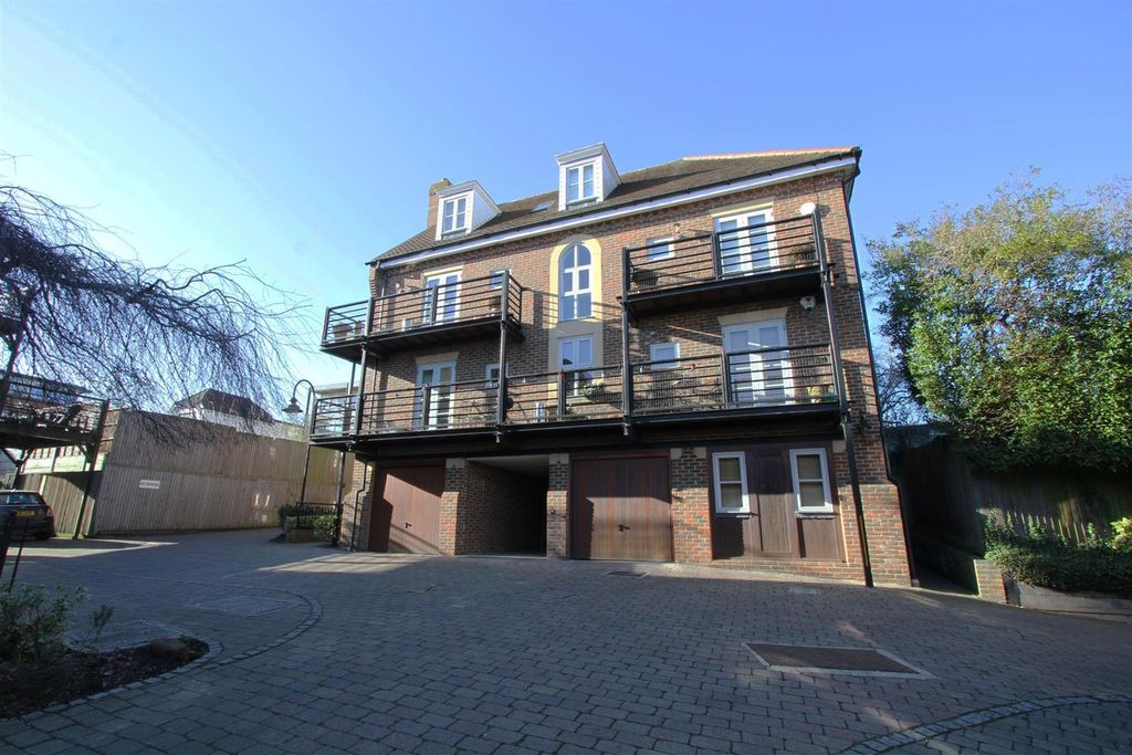 Property photo 1 of 12 Parking