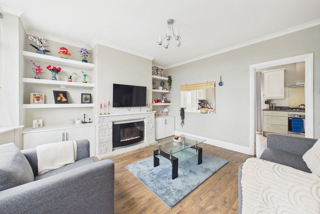 Property photo 2 of 17 Lounge