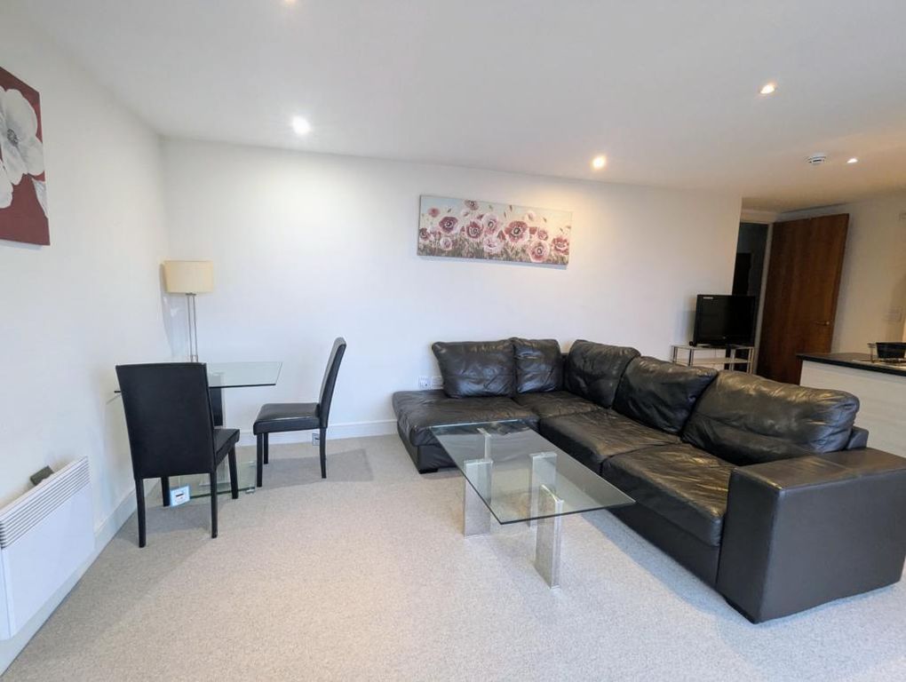 Property photo 3 of 8 Lounge