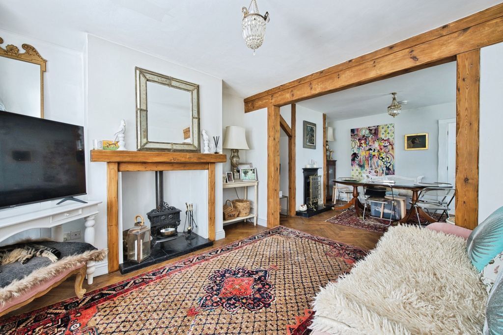 Property photo 2 of 23 Lounge.