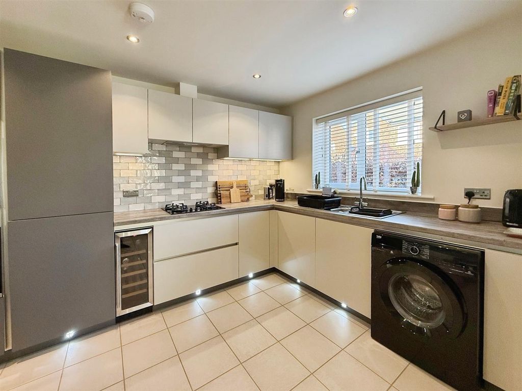 Property photo 2 of 33 Kitchen/Diner