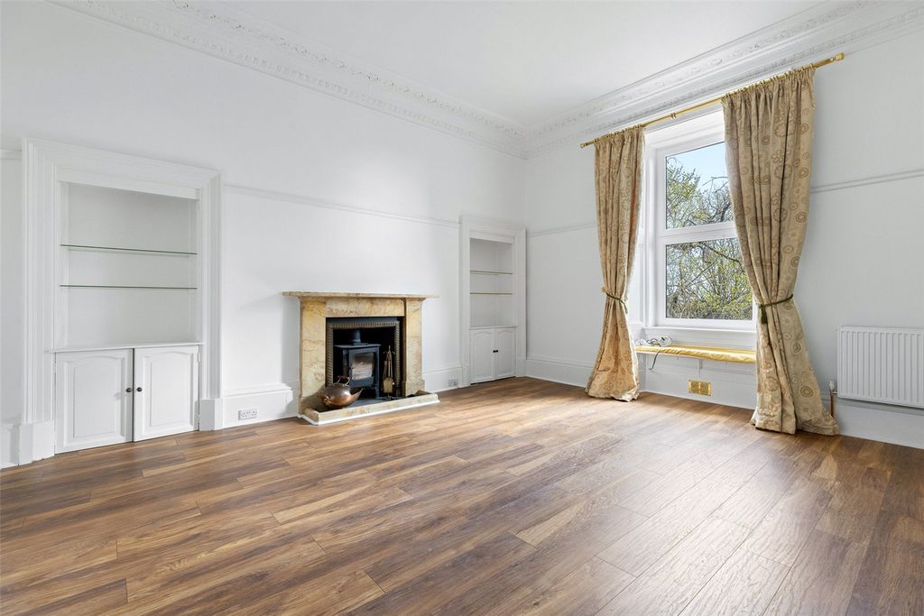 Property photo 2 of 22 Living Room