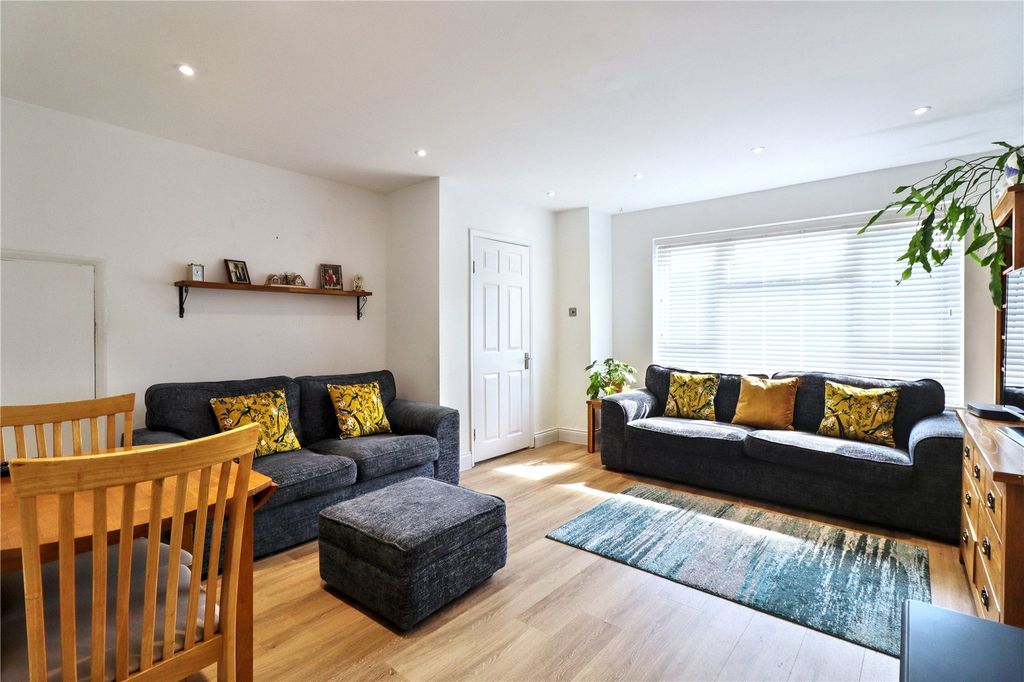 Property photo 3 of 17 Lounge