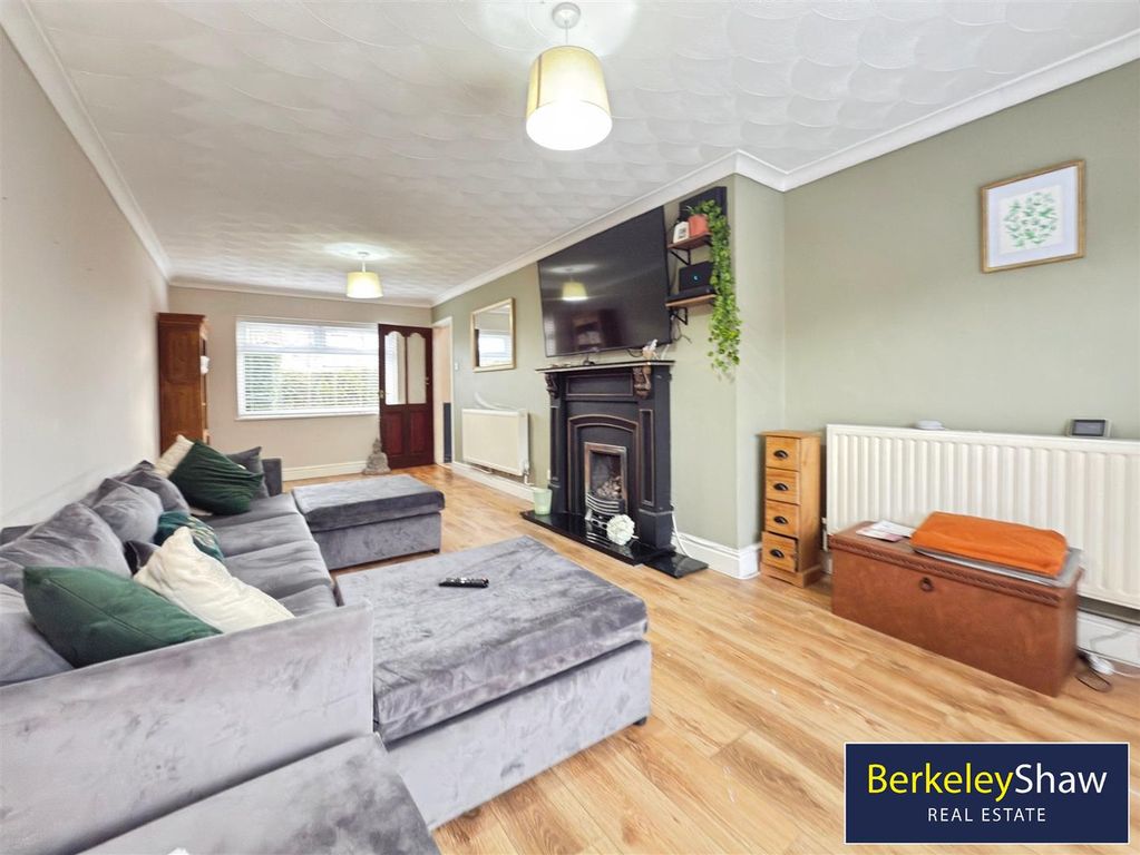 Property photo 3 of 16 Lounge