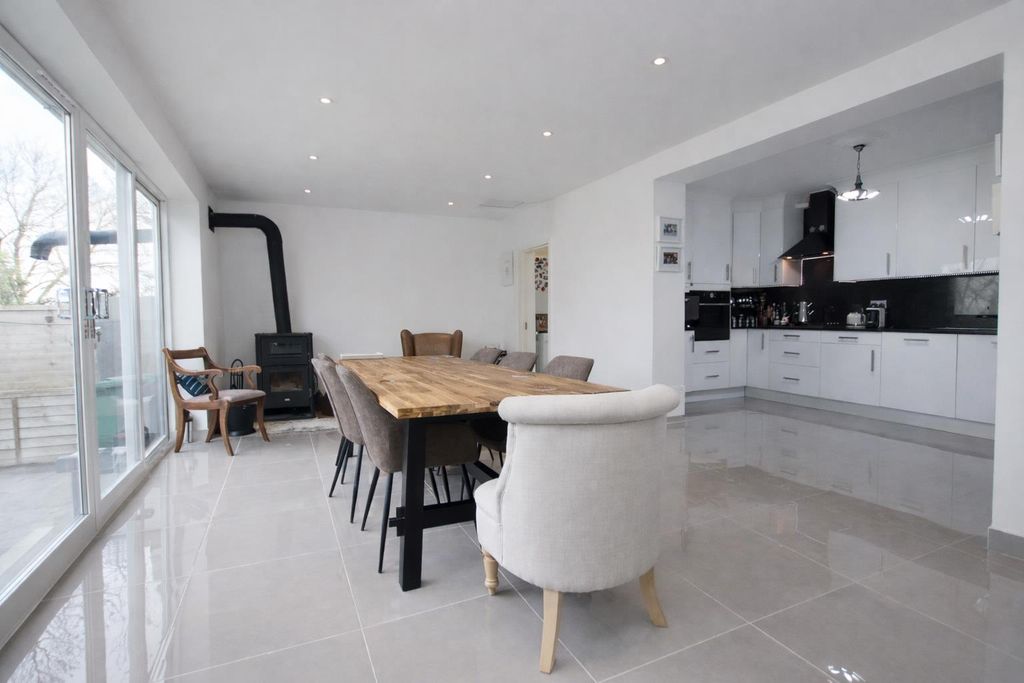 Property photo 3 of 18 722Cfd7c-c552-422d-Ab03-32869Cea4498.Png