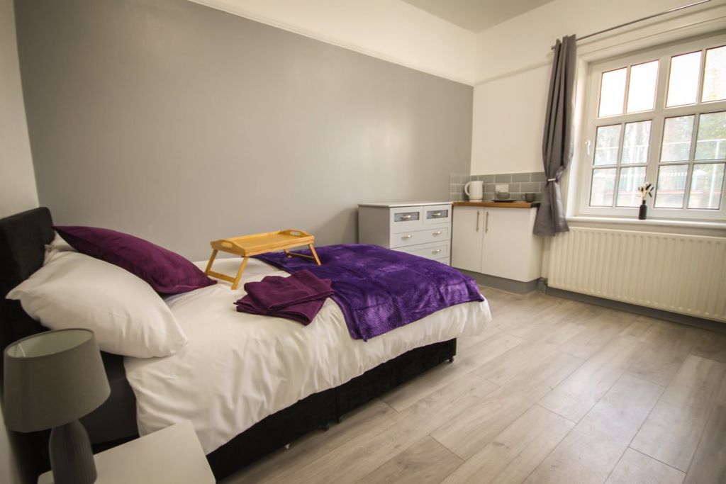 Property photo 1 of 5 Double Bedroom With Parking