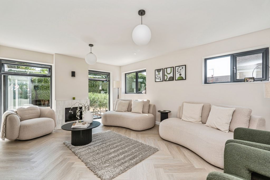 Property photo 3 of 32 Pbox-Img.Jpg