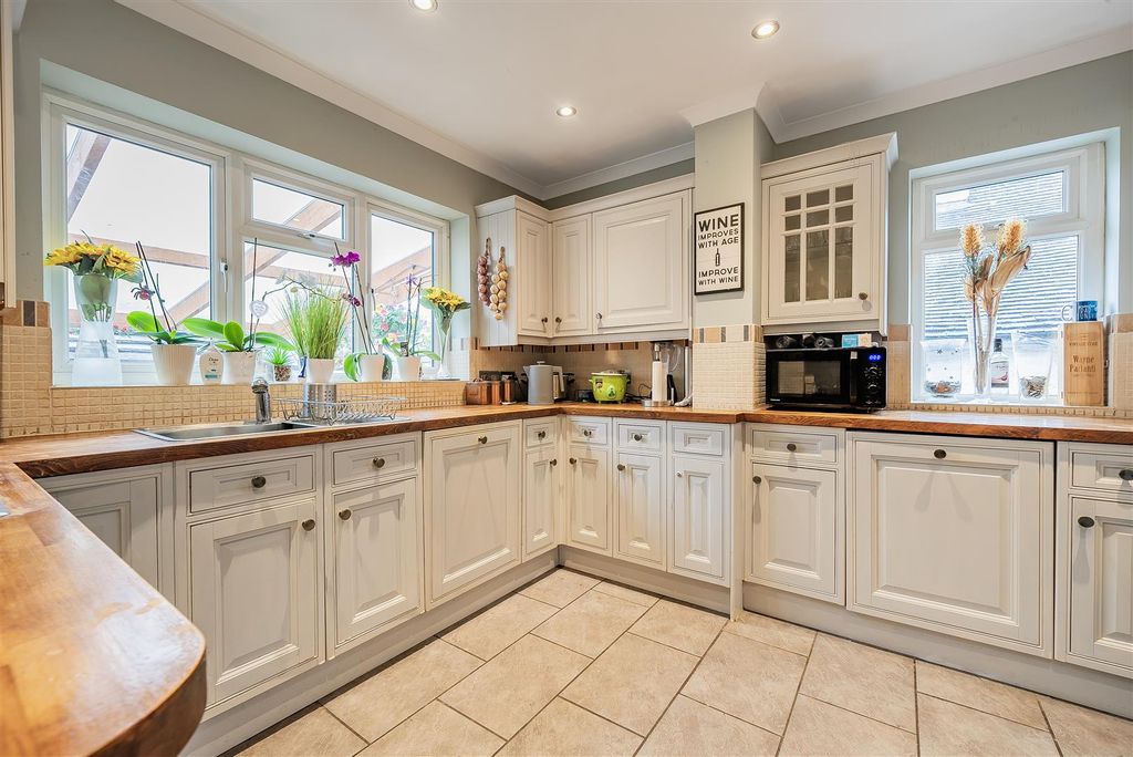 Property photo 3 of 26 Fitted Kitchen