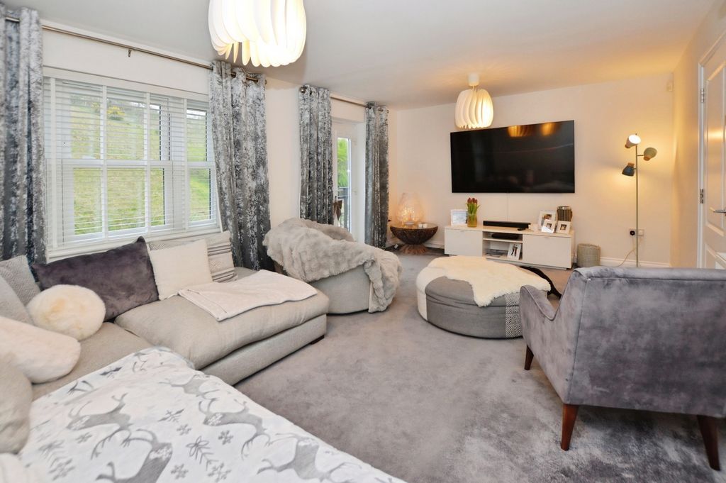 Property photo 2 of 16 Lounge