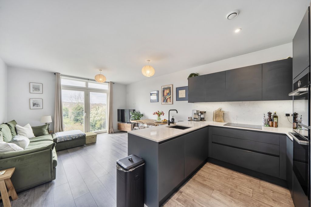 Property photo 2 of 13 1437028-1-69Cbc95...