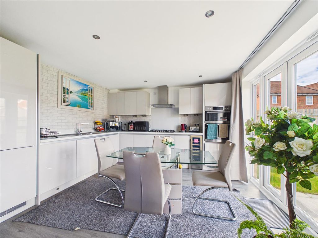 Property photo 3 of 14 Cam03303G0-Pr0358-Still010.Jpg