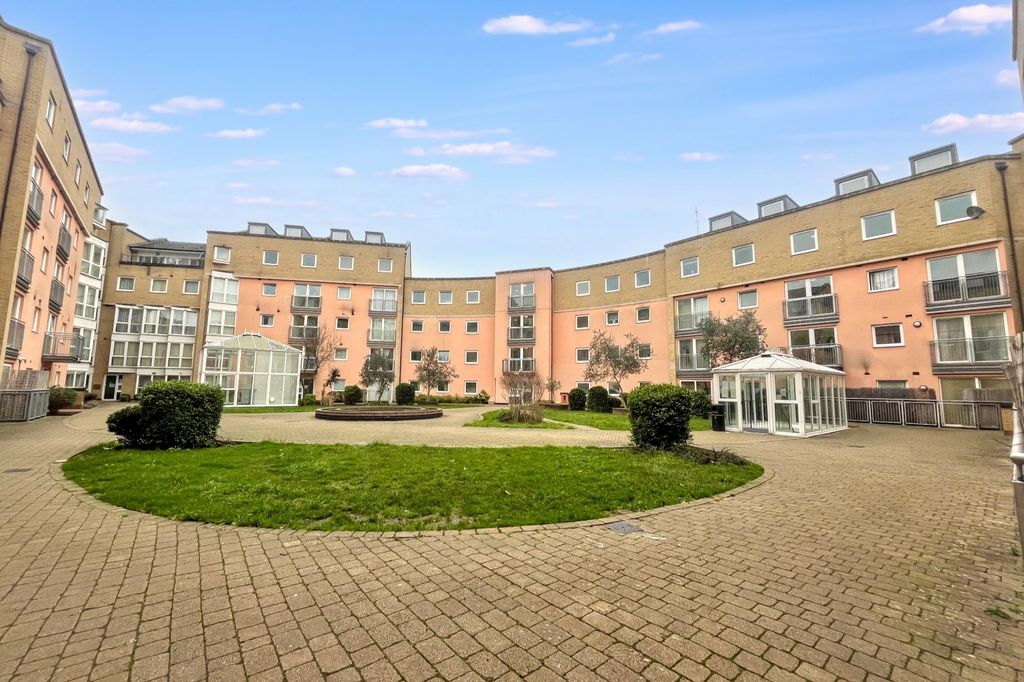 Property photo 3 of 10 125 Wooldridge Close, Feltham Tw14 8Bh