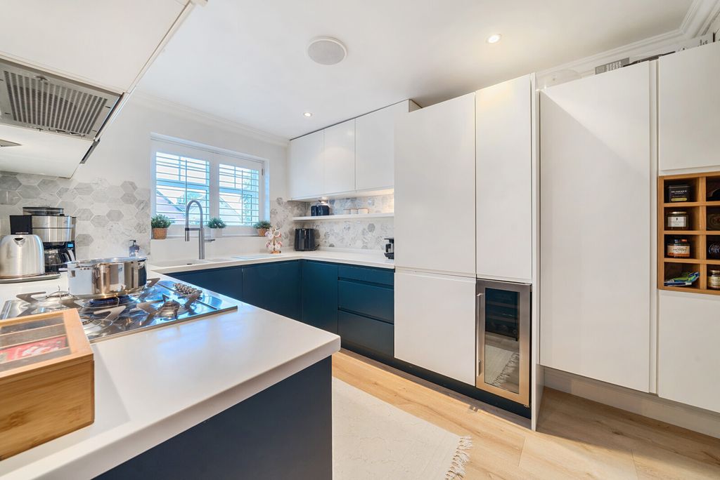 Property photo 3 of 13 1295064-8-682B771...