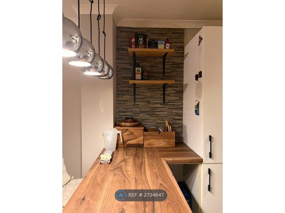 Property photo 3 of 7 Kitchen Bar