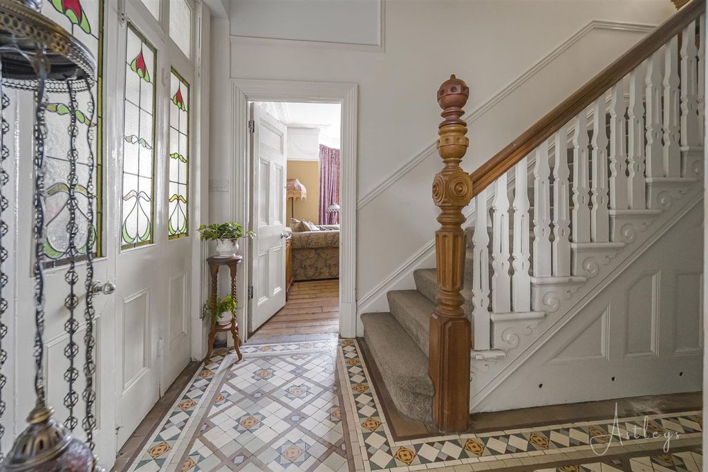 Property photo 2 of 30 Inner Hall