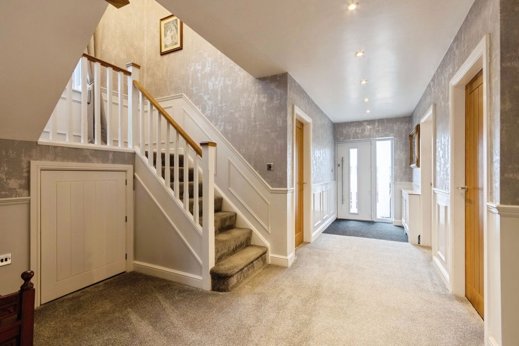 Property photo 3 of 31 Entrance Hall