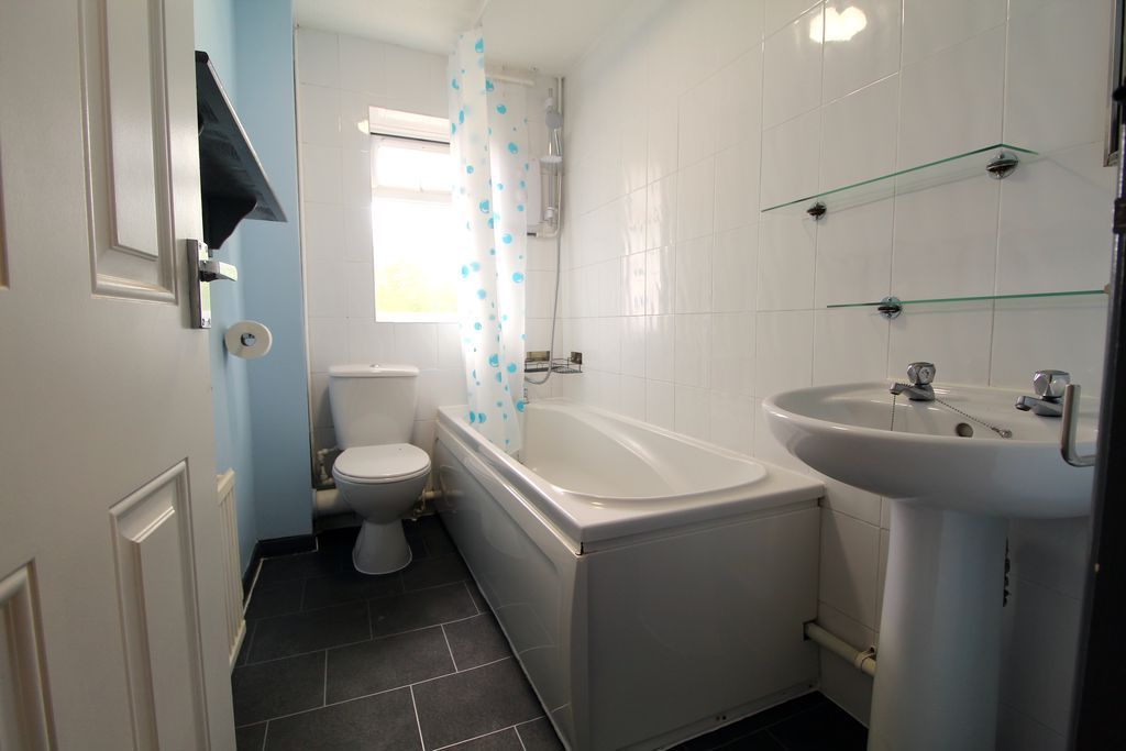 Property photo 2 of 10 Bathroom