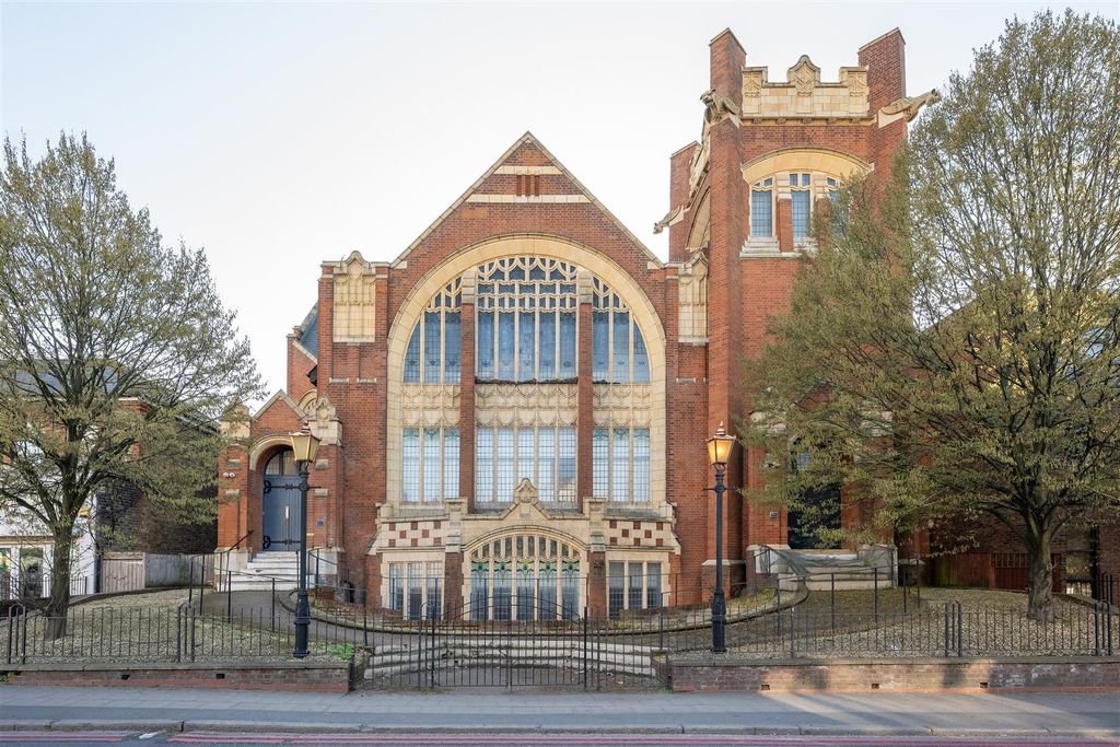 Property photo 1 of 33 Cranbrook Road, Ig1