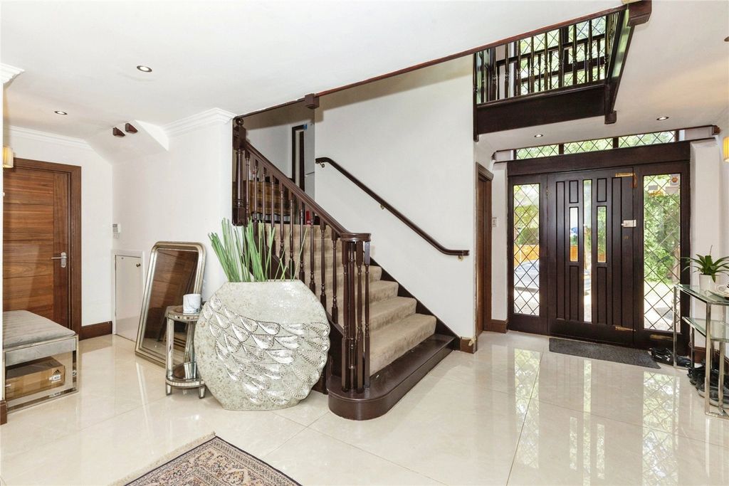 Property photo 3 of 55 Entrance Hall