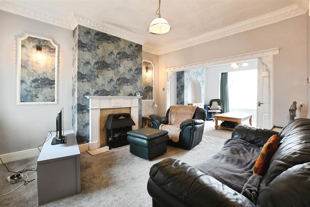 Property photo 2 of 14 Lounge
