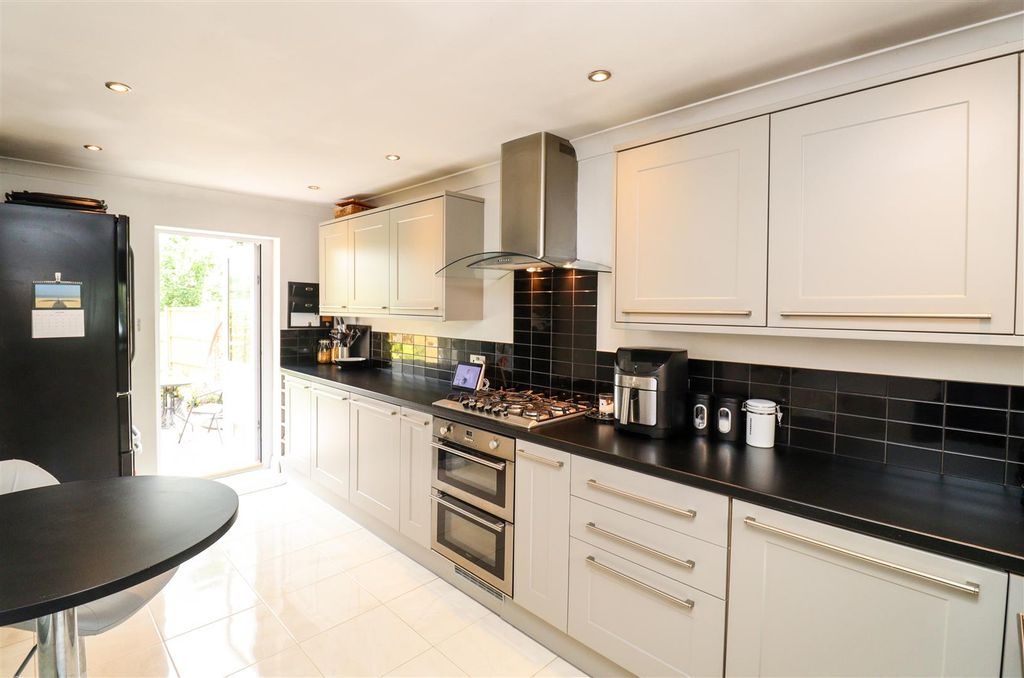 Property photo 3 of 21 Kitchen/Breakfast Room