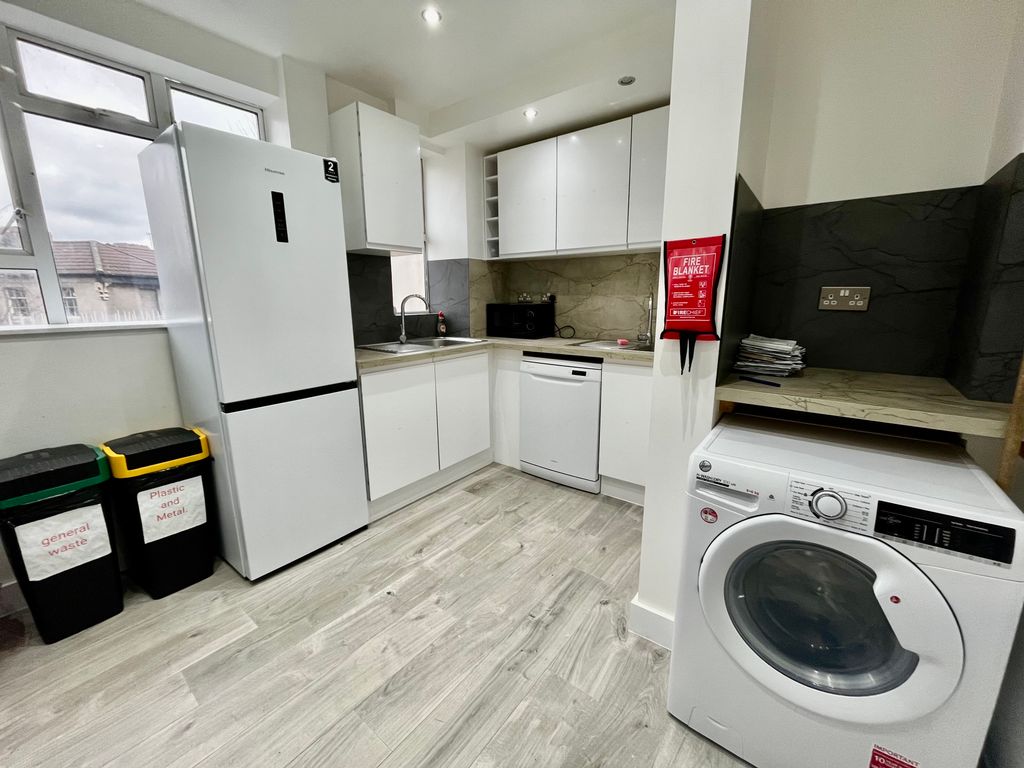 Property photo 2 of 8 Kitchen