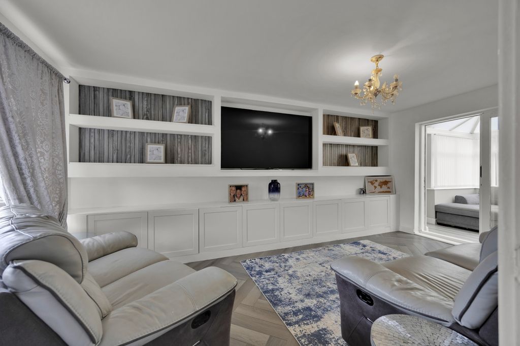 Property photo 3 of 16 Living Room Emilydimelowewemovewhitchurchandnantwi