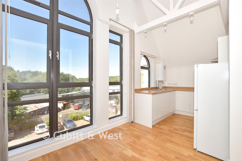 Property photo 1 of 9 Kitchen/ Lounge