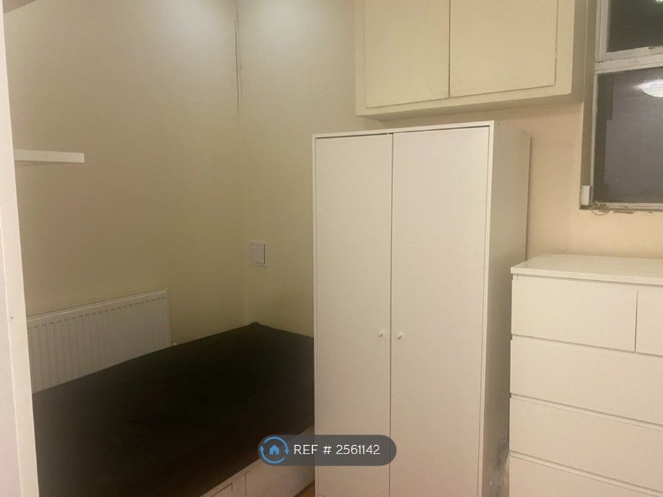 Property photo 3 of 11 Single Ensuite 29R1
