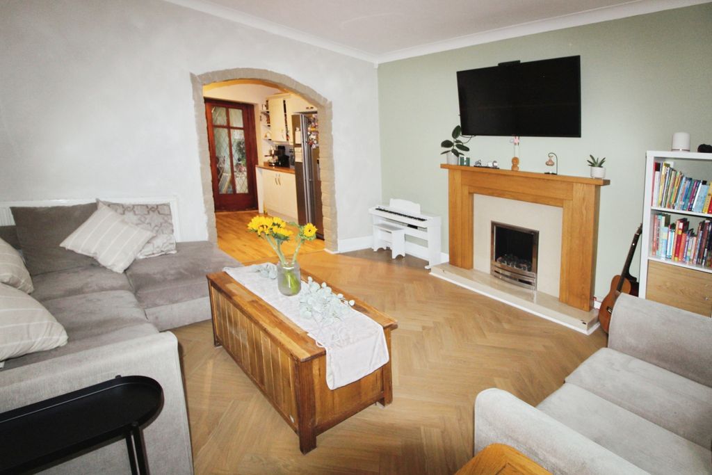 Property photo 3 of 14 Lounge