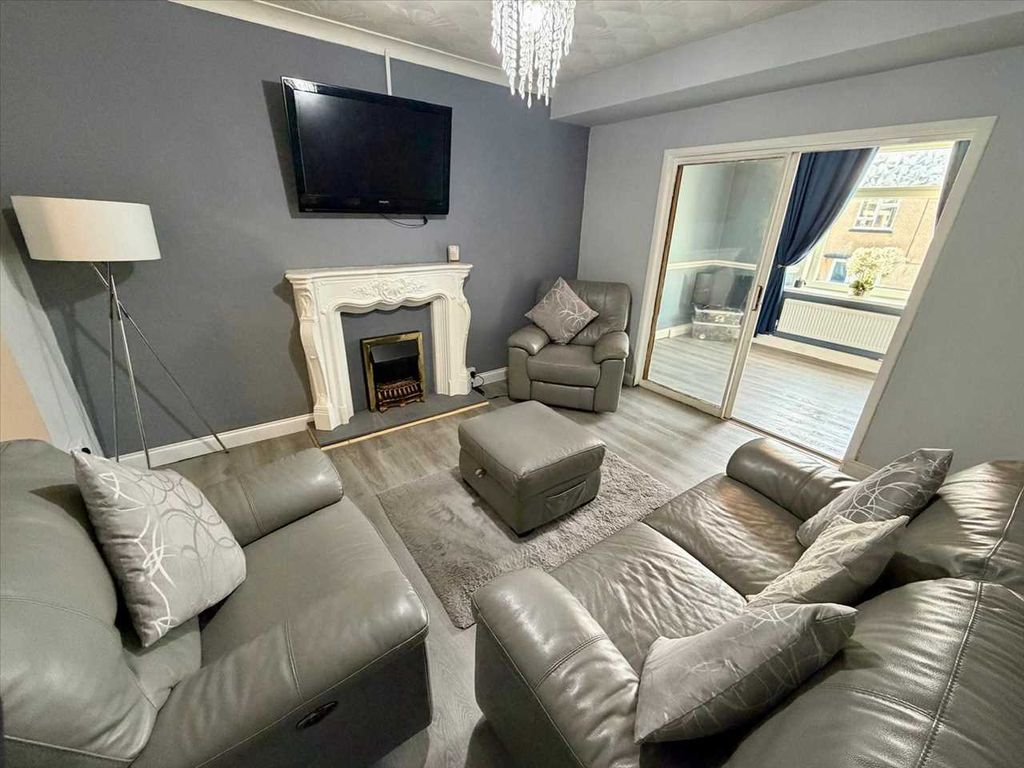 Property photo 3 of 18 Lounge