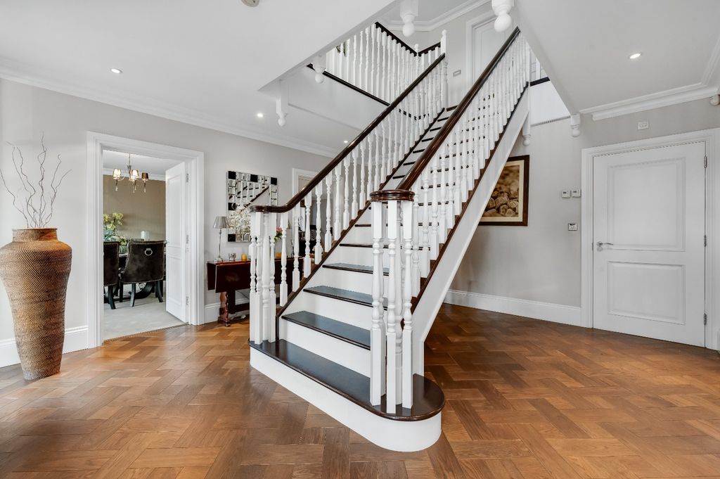 Property photo 2 of 15 Entrance Hall